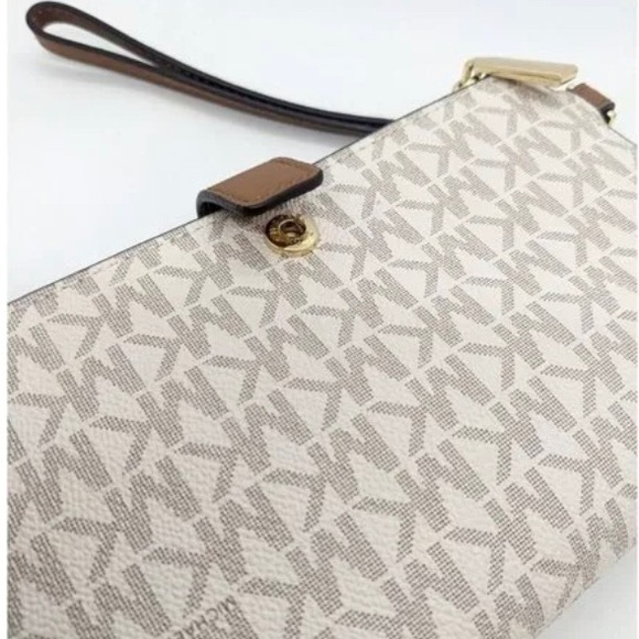 MICHAEL KORS Adele Logo Smartphone Double Zip Wallet Color: Vanilla / Acorn - Picture 2 of 12